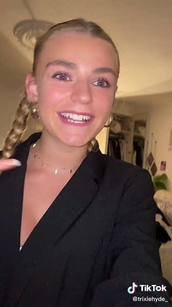 Stylish Blazer Outfits for Young Women