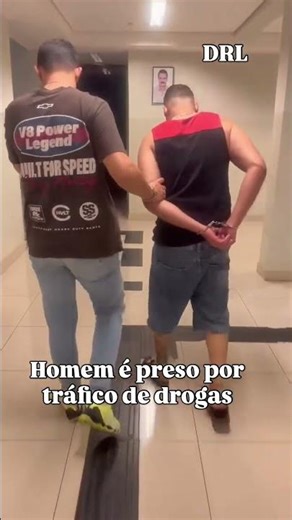 🚨🚔 SUSPEITO É PRESO POR TRÁFICO APÓS PERSEGUIÇÃO, ATROPELAMENTO DE AGENTE E APREENSÃO DE DROGAS