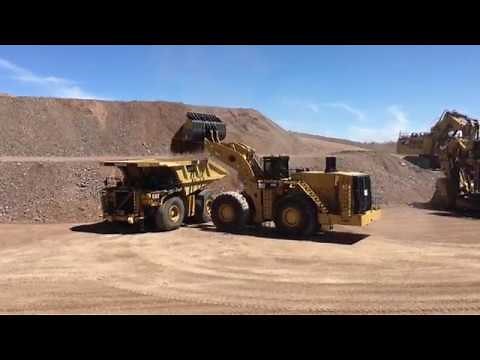 Cat 994K lastar en Cat 793F