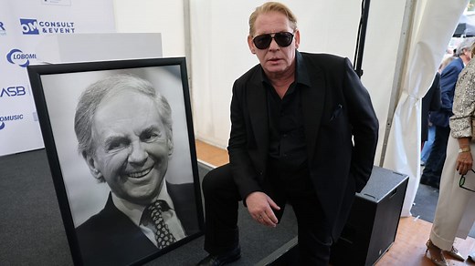 Harald-Juhnke-Platz eingeweiht: Ben Becker singt Barfuß oder Lackschuh