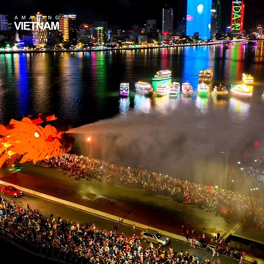 Dragon Bridge (Danang) fire breathing show | Amazing Vietnam