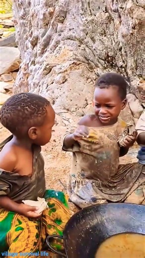 Baby's Action, Another Baby's BIG Reaction! 😆🔥 | African Village Kids Story | फिर क्या हुआ?#shorts