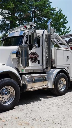 Transporting a Caterpillar TH62: Quick Recovery & Heavy-Duty Towing