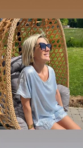 Live PROMOS ce soir à 19h30 🦋 Comment commander ? Créer un compte sur notre site www.lenviedetre.be 1. Écrivez en commentaire durant le live le numéro de l’article que vous souhaitez acheter. 2. Nous vous attribuons un numéro de commande. 3. Rendez-vous sur notre site www.lenviedetre.be 4. Tapez votre numéro de commande et votre prénom dans la barre de recherche. 5. Ajoutez votre commande au panier et procédez au paiement. Important : • Les nouvelles clientes doivent commander l’acompte en écri