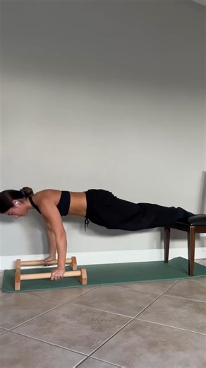 THENX.com on Instagram: "Upper body fire in 5 exercises. Wearing THENX. Training like it too. Comment “” and we’ll send you the gear."