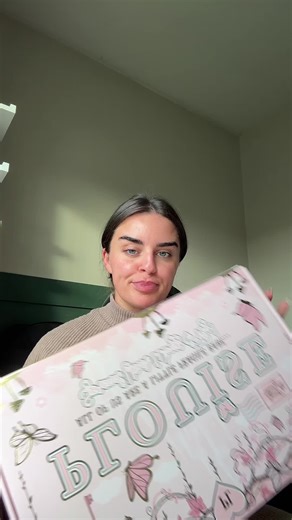 Someone take Apple Pay off me. Also leave my broken nail alone I’ve been decluttering. Ps there’s the link in case this exciting video enticed anyone xo