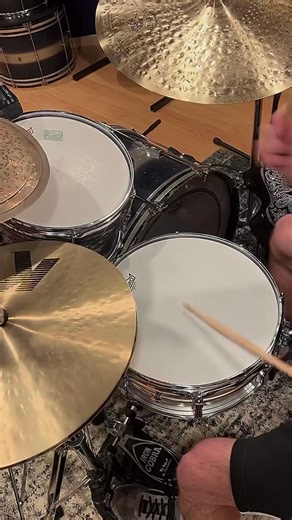 How many layers? (🎧) Replicating layers of a song here to thicken it out and add energy live. Percussion layers are additional rhythmic elements added on top of the main drum beat. They shape how a groove feels, moves, and evolves. Btw this Ludwig Acrolite snare drum always sounds amazing! 🥁