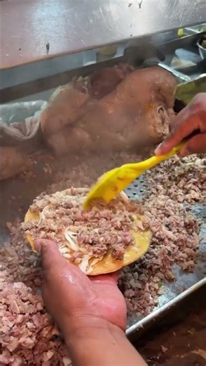 Así se preparan las tostadas de puerco en las calles de Oaxaca 😮‍💨