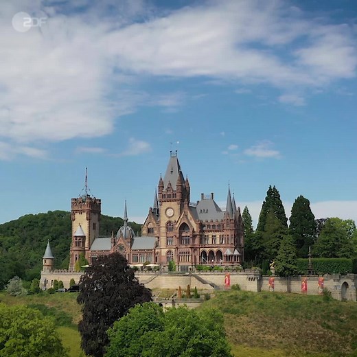 Kompetente Experten, neugierige Händler, interessante Objekte und natürlich: Horst! Das klingt ganz nach "Bares für Rares", diesmal sogar mit prominenter Unterstützung. Die ganze Show auf Schloss Drachenburg findet ihr in der ZDFmediathek: kurz.zdf.de/xjK/ | ZDF