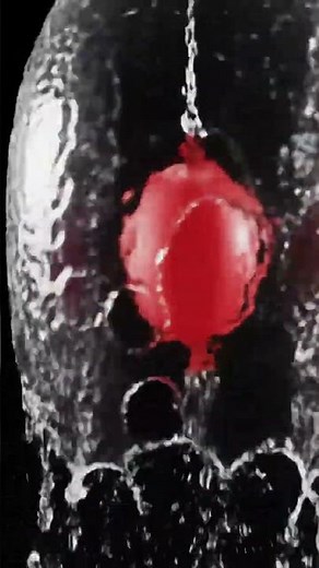 Explosion d'un ballon d'eau au ralenti