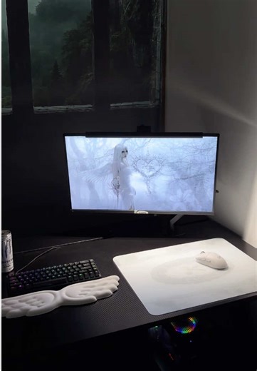 🤍#clustrs #clustrssquad #glassmousepad #desksetup #tech