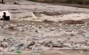 现场实拍！汽车被洪水冲走！5月3号，沙特特大暴雨引发内涝洪灾！