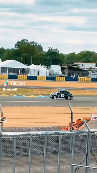 #4cv #miniature #illusion #lemansclassic #TheOriginalsStore #Renault #car