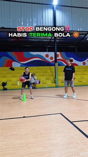 Marjorice Fedora Tsarine on Instagram: "Banyak pemain itu sebenernya udah bener geraknya… Tapi pas bola dateng, malah freeze. Makanya aku ajarin: Get open → Triple threat → Jab → Drive. Bukan soal cepat, tapi soal ambil keputusan. Mau naik level? Mulai dari hal basic yang bener."