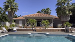 Villa met zwembad te koop Sorsaka - Curacao Vraagprijs: ANG. 825.000,- kosten koper https://www.livinggoed.com/object/9226-sorsaka-sorsaka-willemstad/ Meer informatie, foto's of een bezichtiging? Klik op bovenstaande link. Heeft u vragen? Bel dan naar 5999 5249199 of vanuit Nederland naar 085 027 0037. | Livinggoed Real Estate Curacao
