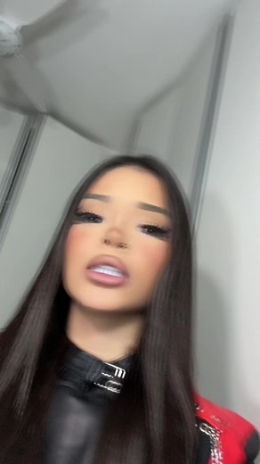 Karamba Livia: Looks, Danças e Polêmicas Famosas