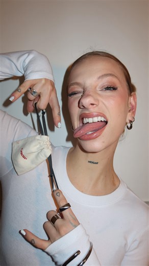 Martina Loy on Instagram: "@ewa_farna93 said it ✨si jen holka od vedle tak se s tim nauc zit ✨ Vsechny produkty @sephoraczechrepublic @notino_cz Spf @beautyofjoseon_official balzam na rty @somebymi @notino_cz concealer a corrector @kosas @lancomeofficial makeup @hudabeauty Pudr @hudabeauty highlights @diorbeauty Lippencil @makeupforever Bronzer/tvarenka @patricktabeauty @rarebeauty Oboci @kosas settimg spray @patmcgrathreal lesk @hauslabs"