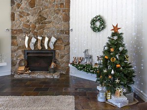 The Easy Way To Hang Christmas Lights  - Bunnings Australia