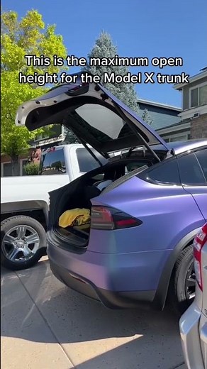 The Tesla Model X automatically adjusts the trunk height! 🤩