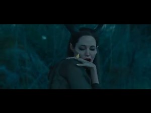 Stefan le quita las alas a Maléfica | Español Latino