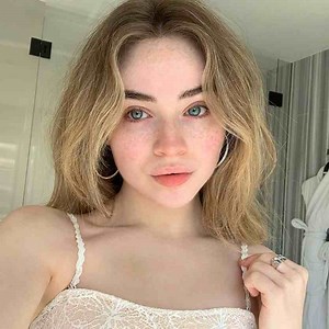 Sabrina Carpenter: Bio, Height, Weight, Age, Measurements