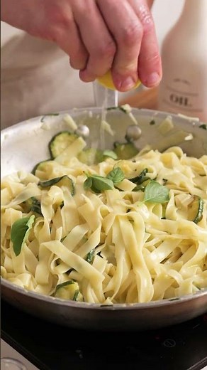 Široki rezanci z bučkami / Fried Zucchini Pasta (alla Nerano)
