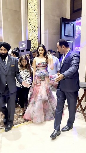 A fashion maven and a true beauty, Kiara Advani enchants the event with her stunning ensemble. . . #kiaraadvani #instantbollywood #pb #pa | InstantBollywood