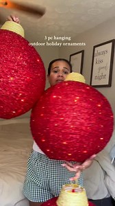 Dazzle your guests with giant, sparkling Christmas ornaments that light up in seconds! Create a joyful atmosphere | Coreva