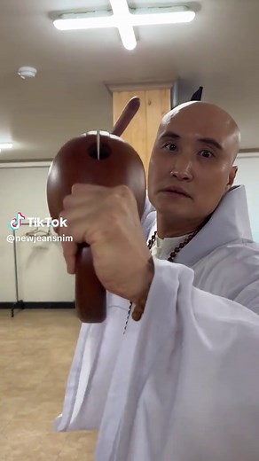 스님과 어깨빵의 유쾌한 순간