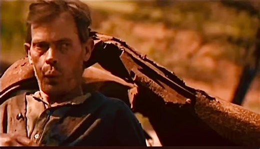 Un film culte et une scène qui ne l’est pas moins… Délivrance (1972), réalisé par John Boorman, raconte l’histoire de quatre citadins qui se retrouvent pour une descente en canoë. Ils sont confrontés à la brutalité des habitants locaux et aux dangers de la nature. Parmi les moments marquants du film, la scène du “Dueling Banjos” est devenue une référence. Cette improvisation entre un jeune garçon silencieux au banjo et l’un des aventuriers à la guitare, crée une ambiance ￼ qui annonce l’atmosphè