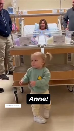 Psk.Berdil Canpolat on Instagram: "Kardeşi olan küçük yaştaki çocuklar için bu süreç, yalnızca aileye yeni bir bireyin katılması değil; aynı zamanda alıştıkları duygusal düzenin değişmesidir. Özellikle erken çocukluk döneminde çocuk, sevginin paylaşılan bir şey olduğunu henüz zihinsel olarak kavrayamaz. Bu nedenle kardeşe dair düşüncelerini bazen doğrudan, bazen şaşırtıcı, bazen de yetişkinlere “fazla” gelen ifadelerle dile getirebilir. Bu tür ifadeler, çocuğun kötü niyetli ya da bencil olduğunu