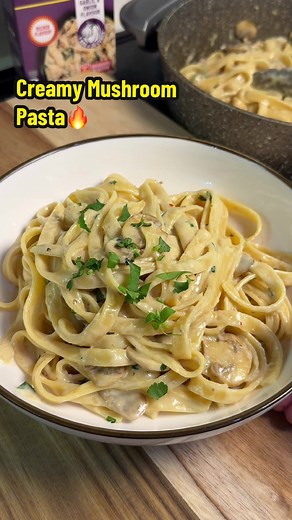 The weeknight pasta recipe you NEED because it's super easy to make and yet so flavourful — ungazincishi iRich meaty taste yangempela. I love deep rich pastas that comfort the soul after a long day at work but I don’t have the time during the week to cook my sauce for hours. So I use #KnorroxStockPowder which has all the flavour in it. Here is how I add it into my Creamy Mushroom Linguine: Ingredients 2 tbsp butter 2 tbsp olive oil 1 punnet sliced mushrooms 2 cloves garlic, chopped 1 tsp Knorrox