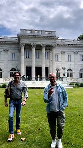 William Vanderbilt construyó Marble House como regalo de cumpleaños número 39 para su esposa Alva Vanderbilt. Fue un hito social y arquitectónico que marcó el ritmo de la transformación posterior de Newport de una tranquila colonia veraniega de casas de madera al legendario centro turístico de opulentas mansiones de la Edad Dorada. La casa fue diseñada por el arquitecto Richard Morris Hunt, inspirándose en el Petit Trianon de Versalles. La prensa contemporánea informó que el costo de la casa fue
