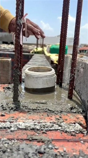 🤔 pourquoi mettre de l'eau directement sur le béton ? #travaux #renovation #bricolage #btp #astuce