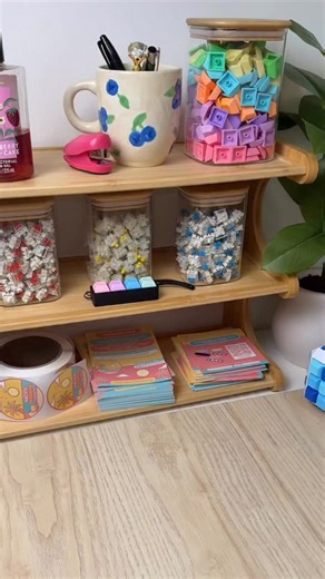 Packing orders for you all is my favorite part of my day but now it’s even more fun with my newly organized work desk 😆✨ In this video, I take you along for a desk tour! Including sound tests for my personal desk fidgets and a mini tutorial for the keycap and switch puller tool Shipping now from California! 🌴 Only available at: ● PacificParadisePrints.shop ● Etsy: PacificParadisePrints ● TikTok Shop: PacificParadisePrints What is a keyboard fidget? ⌨️ These are 3D printed fidgets that look, so