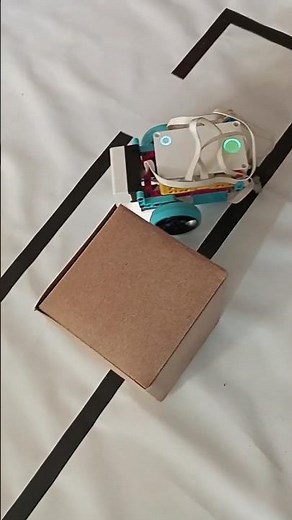 LEGO Spike Prime Robot Outsmarts Obstacles with Perfect Triangle Maneuver!