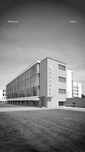 La Bauhaus è stata una delle scuole di arte, design e architettura più influenti del XX secolo, fondata nel 1919 a Weimar da Walter Gropius. Il suo obiettivo era unire arte e artigianato con l’industria, creando oggetti funzionali, belli e accessibili a tutti. La filosofia Bauhaus rompeva con l’estetica ornamentale del passato per abbracciare forme essenziali, linee pulite e materiali moderni come acciaio, vetro e cemento. La scuola si spostò poi a Dessau e infine a Berlino, prima di essere chiu