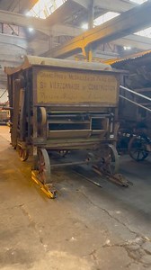 Sur la route du rassemblement des tracteurs rouges, j’ai rendu visite à la Mémoire Agricole et Industrielle du Pays de Vierzon, qui possède une incroyable collection, dont cette batteuse centenaire. Elle est ici entraînée par un tracteur Case CF 350. | Jean Pierre Noret- Passion et Collection