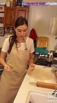 Female Streamer knows Exactly what 12 inches looks like