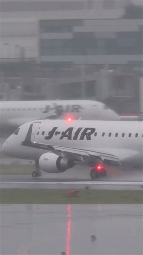 (2026/7/4)雨の中の伊丹空港・J-AIRがA滑走路から離陸 #shorts #airport #飛行機