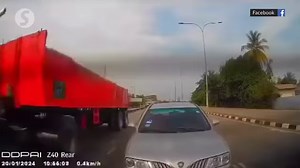 One person was injured in an accident after the brakes on a lorry failed, which led to the vehicle ploughing into six other vehicles at the Jalan Ara Kuda traffic lights interchange in Tasek Gelugor, Penang on Saturday (Jan 20). Read more at http://tinyurl.com/3ead2p2s WATCH MORE: https://thestartv.com/c/news SUBSCRIBE: https://cutt.ly/TheStar LIKE: https://fb.com/TheStarOnline | The Star