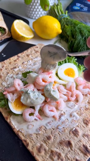 Marcus Frank on Instagram: "RÄKMACKERULLAR! 😍🍤 Älskar du en trevlig räkmacka och vill ha sommarens smarrigaste picknickkäk? Då måste du testa detta! Så enkelt att svänga ihop men smakar verkligen lyx! 🤌🏼 Klicka på SPARA och DELA till någon som gillar räkmackor! 😎 Det det du behöver är... 5 tunnbröd 1 burk räkor Salladsblad 3 kokta ägg Smör Dillmajonäs: 1 dl crème fraiche 1/2 dl majonnäs 1 tsk dijonsenap Färsk dill Salt & svartpeppar Koka äggen. Blanda ihop cremé fraiche, majonnäs, färsk dil