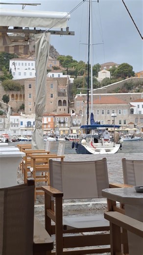 Κάτω από την τέντα με βροχή... Ακάθεκτοι. .. | Popi Kalafati