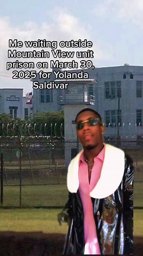 Waiting for Yolanda Saldivar Outside Mountain View Unit Prison