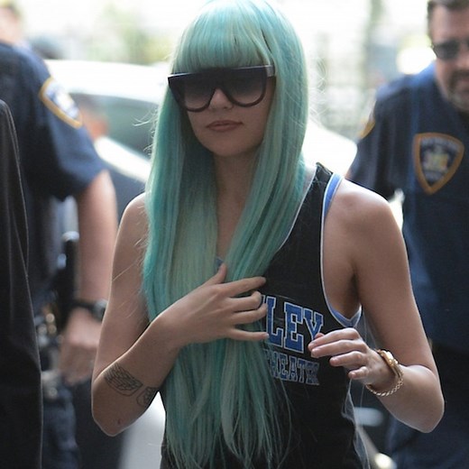 Amanda Bynes Wears a Blue-Green Wig While Back in Court Over Bong-Tossing Charges