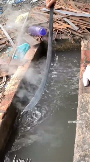 Gilding traditional tools with water method #blacksmith #agritools #traditionalcrafts