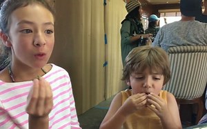 摩登家庭 Lily和Joe片场零食时间 Joe太可爱了吧！！