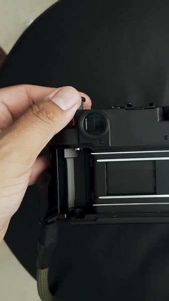 Loading some Cinestill800T in the Voigtlander Bessa R4A #35mm #filmphotography #asmr