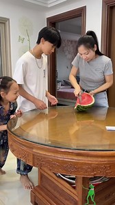 The smallest person wants to eat the largest watermelon 🍉😋 | testing video mon