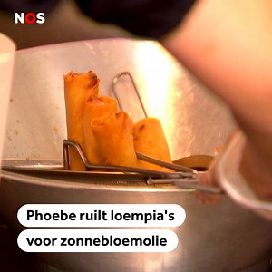 Phoebe Nguyen kan weer volop loempia's bakken in het Brabantse Beek en Donk. Omdat ze nauwelijks aan zonnebloemolie kon komen, vroeg ze haar klanten een maand geleden om hulp. Wie een liter zonnebloemolie bracht, kreeg drie loempia's. Die ruilactie bleek een groot succes, vertelt ze aan Omroep Brabant. | NOS
